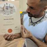 L'affascinante storia di Nunzio Toscano, 38enne percussionista napoletano che dal 2013 � in Australia...